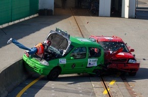 AXA Konzern AG: Crashtests 2012 / Achtung Baustelle - wenn´s eng wird, wird´s gefährlich! (BILD)