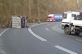 Polizeiinspektion Hameln-Pyrmont/Holzminden: POL-HOL: Eschershausen - B 64 - Parkplatz Schelenhufe: Muldenkipper komplett umgekippt - Fahrer leicht verletzt / 10.000,-- EUR Schaden -