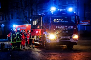 FW-MK: Feuer in Mehrfamilienhaus - Bewohner über Drehleiter gerettet