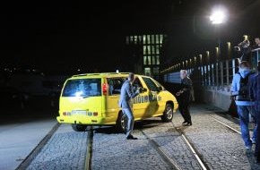 TELE 5: Bye, bye, Spaßpartei: FDP-Politiker Gerhart Baum zertrümmert bei Stuckrad-Barre das Guidomobil (BILD)