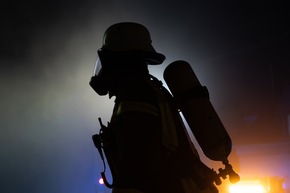 FW LK Neunkirchen: Feuerwehr Neunkirchen l&ouml;scht Brand in Wiebelskircher Mehrfamilienhaus