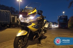 Polizeidirektion Hannover: POL-H: Kontrollen auf der Bundesautobahn (BAB) 2: Polizei stoppt Lkw mit abgefahrenen Reifen