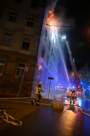 FW Stuttgart: 2. Alarm - Vollbrand einer Wohnung im 3. OG - 4 Bewohner über die Drehleiter gerettet - 6 Verletzte mit Rauchgasvergiftungen in Stuttgarter Kliniken eingeliefert