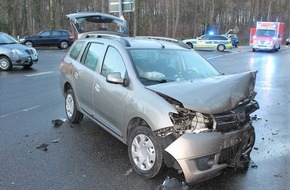 Kreispolizeibehörde Viersen: POL-VIE: Viersen-Süchteln: Vier beschädigte Fahrzeuge und zwei Verletzte nach Verkehrsunfall