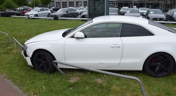 Kreispolizeibehörde Herford: POL-HF: Flucht vor der Polizei endet in einer Hecke - Fahrer fährt unter Drogeneinfluss