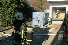Feuerwehr Dinslaken: FW Dinslaken: Containerbrand mit erhöhten Anforderungen an die Feuerwehr