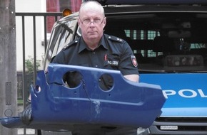 Polizeiinspektion Northeim: POL-NOM: Straßenlaterne nach Unfallflucht in Schräglage - Polizei stellt blaues Karosserieteil sicher