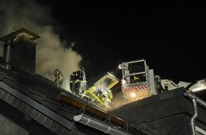 Freiwillige Feuerwehr Marienheide: FW Marienheide: Dachstuhlbrand beschäftigt die Feuerwehr Marienheide über gesamte Nacht