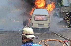 Feuerwehr Stuttgart: FW Stuttgart: Wohnmobil in Vollbrand