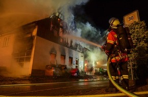 Kreisfeuerwehrverband Calw e.V.: KFV-CW: Wohn-und Geschäftshaus in Wildberg-Effringen brennt nieder