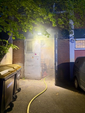 FW Mettmann: Brand in einem Geschäftshaus