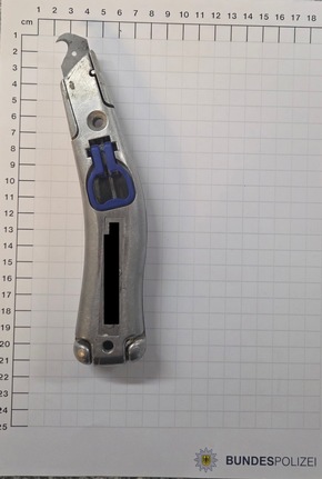 BPOL NRW: Bei Kontrollen an den Bahnhöfen beschlagnahmte die Bundespolizei mehrere Messer und einen Schlagstock.