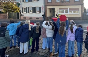 Polizeidirektion Landau: POL-PDLD: Edesheim - Grundschüler überwachen gemeinsam mit der Polizei den Straßenverkehr