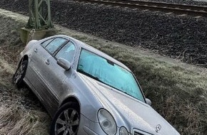 Bundespolizeiinspektion Kiel: BPOL-KI: Bundespolizei - neugieriger Fahrer rutscht mit PKW in den Bahngraben