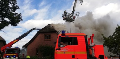 Kreisfeuerwehrverband Rendsburg-Eckernförde: FW-RD: Feuer zerstört Reetdachhaus in Stafstedt In der Straße Bargenkoppel, in Stafstedt, kam es Heute (30.07.2020) zu einem Feuer.