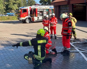 FW-OLL: Ausbildungstag der Johanniter-Auszubildenden bei der Feuerwehr Großenkneten