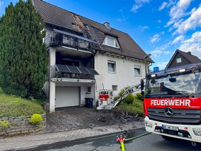FW Wenden: Zimmerbrand in Wenden: Feuer greift von Balkon auf Wohnung und Dach &uuml;ber