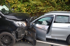 Kreispolizeibehörde Herford: POL-HF: Autos stoßen frontal zusammen - Zwei Personen leicht verletzt