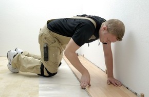 Deutsche Gesetzliche Unfallversicherung (DGUV): Gesetzliche Unfallversicherung: Richtig arbeiten im Knien und Hocken (mit Bild)