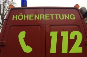 Feuerwehr Dortmund: FW-DO: Höhenretter der Feuerwehr Dortmund retten maännliche Person von einem Vordach