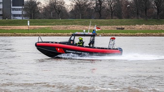 Feuerwehr Neuss: FW-NE: Kanufahrer durch Unwetter auf dem Rhein gekentert | Schiffsführer retten Gekenterten