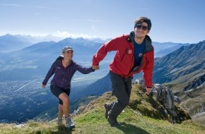 Innsbruck Tourismus: Herbstlicher Urlaubstipp: Innsbrucker Alpenherbst trägt Wanderschuh und Kopfputz - BILD