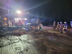 FW Norderstedt: Sturmtief Daniel - Bäume stürzten auf Gebäude, Straßen und einen fahrenden PKW; zwölf Einsätze für die Feuerwehr Norderstedt