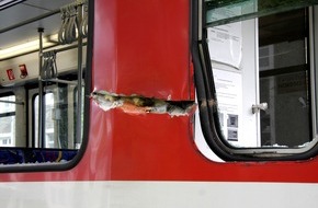 Feuerwehr Essen: FW-E: Radlader berührt fahrende Straßenbahn mit seiner Schaufel, drei Personen verletzt