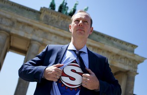 ZDFneo: Superman Martin Sonneborn rettet die Welt - Satirische Reportage in ZDFneo (BILD)