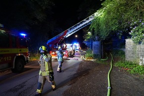 FW Ratingen: Gebäude brennt in voller Ausdehnung - Feuerwehr stundenlang im Einsatz (bebildert)