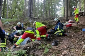 Feuerwehr Dortmund: FW-DO: Schwer verletzter Mountainbiker aus unwegsamem Waldgel&auml;nde gerettet