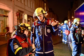 THW LVBEBBST: THW stabilisiert einsturzgefährdeten Dachstuhl in Berlin Mitte
