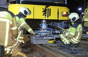 Feuerwehr Dresden: FW Dresden: Straßenbahnen gleisen nach Verkehrsunfall aus