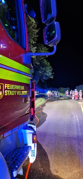 FW-Velbert: Schwerer Verkehrsunfall mit Fahrzeugbrand - eine Person schwer verletzt