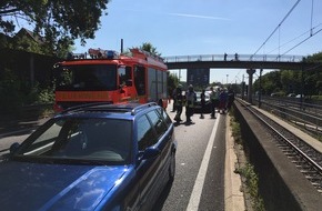 Feuerwehr Mülheim an der Ruhr: FW-MH: FW-MH: Verkehrsunfall auf der A40 mit drei beteiligten Fahrzeugen und einer verletzten Person