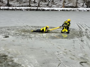 FW Hennef: Feuerwehr Hennef &uuml;bt Menschrettung auf zugefrorenem Teich