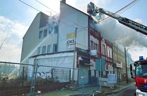 Feuerwehr Essen: FW-E: Wohnungsbrand in einem Abbruchgebäude - starke Rauchentwicklung weit sichtbar