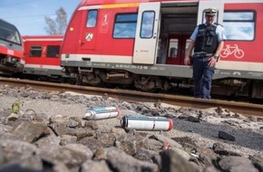 Bundespolizeidirektion Sankt Augustin: BPOL NRW: Graffiti bei Zughalt in Köln-Dellbrück: Bundespolizei sucht Zeugen
