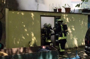 Feuerwehr Dortmund: FW-DO: Feuerwehr rettet zwei Bewohner eines Mehrfamilienhauses // Eine Person durch Rauchgase verletzt