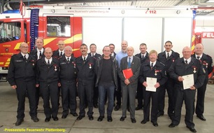 Feuerwehr Plettenberg: FW-PL: Ehrung der Feuerwehrjubilare in der Feuer- und Rettungswache im Rahmen einer Feierstunde. Dank des Bürgermeisters für die geleistete Arbeit.