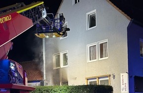 Feuerwehr Detmold: FW-DT: Brand in Wohn- und Geschäftsgebäude
