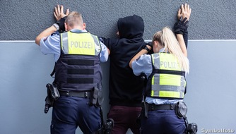 Polizeipräsidium Oberhausen: POL-OB: Polizei durchsucht Gebäude in Oberhausen