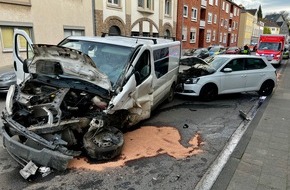 Feuerwehr Bergisch Gladbach: FW-GL: Ein Todesopfer und vier Verletzte bei Verkehrsunfall in der Stadtmitte von Bergisch Gladbach