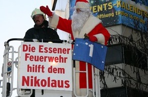 Feuerwehr Essen: FW-E: Feuerwehr hilft dem Nikolaus in die Höhe