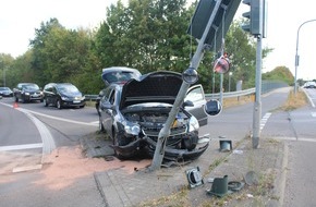 Kreispolizeibeh&ouml;rde Rhein-Sieg-Kreis: POL-SU: Opel-Kombi kollidiert frontal mit Ampel