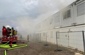 Feuerwehr Essen: FW-E: Bürocontainer brennt auf Baustellengelände - keine Verletzten