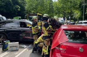 Feuerwehr Essen: FW-E: Technische Rettung nach Verkehrsunfall - zwei verletzte Personen