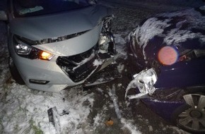 Kreispolizeibehörde Herford: POL-HF: Unfall durch Schneeglätte- Zusammenstoß mit Gegenverkehr