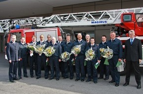Feuerwehr Essen: FW-E: 275 Jahre Dienstjahre bei der Feuerwehr, Essens Feuerwehr-Dezernent überreicht Urkunden