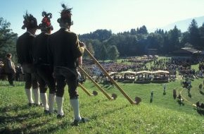 ALPBACHTAL SEENLAND Tourismus: Schottische Highlander feiern Tiroler Tradition - BILD